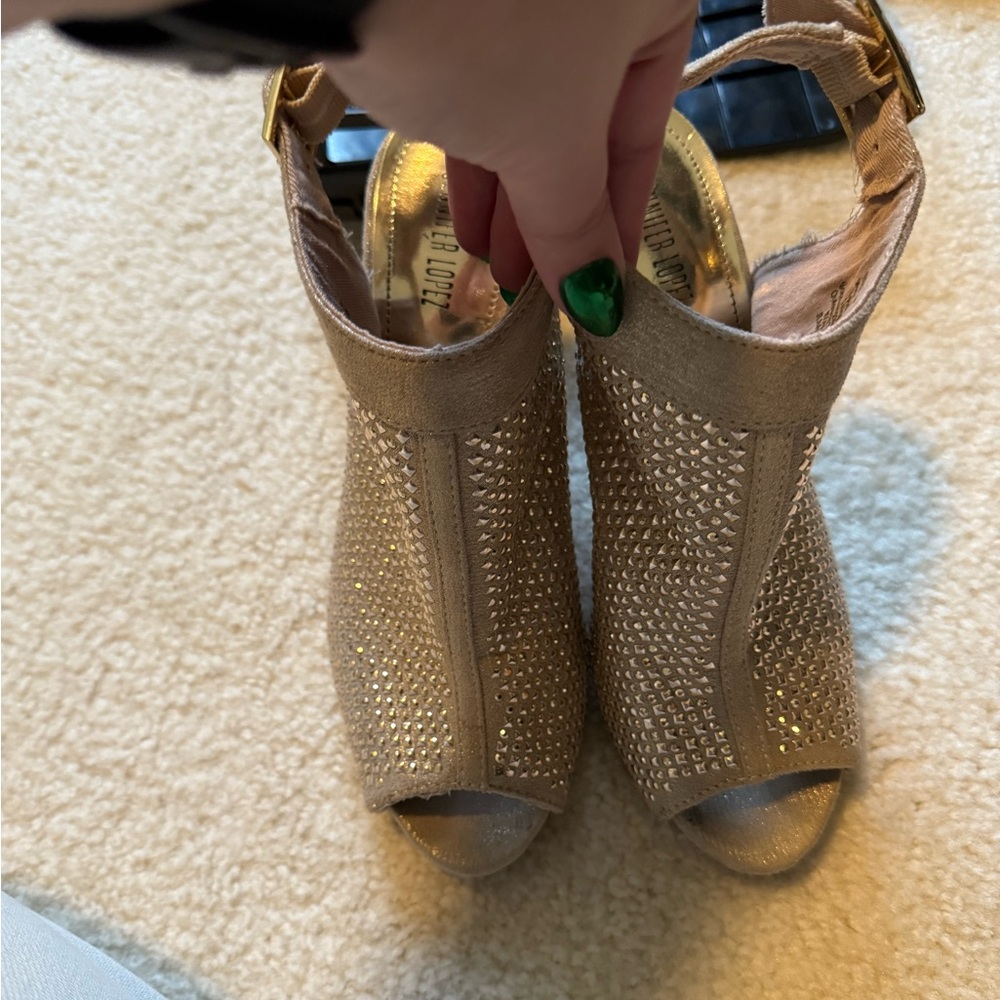 Gorgeous Jennifer Lopez heals size 7
